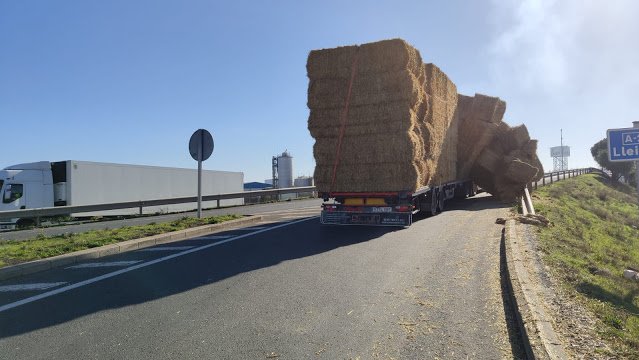CAU LA CARGA A UN CAMIÓ A LA ROTONDA DE L'AUTOVIA
