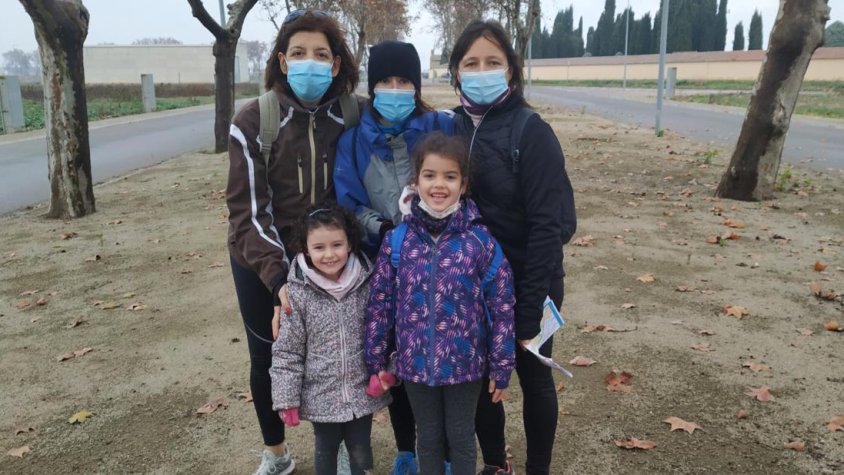 La Maria, Verona, David, Rosamari, Júlia i Núria participen en la Ruta d'orientació en família