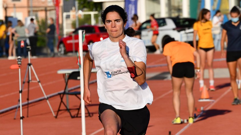 L'Elena Llobera, campiona de Catalunya absoluta de salt de llargada