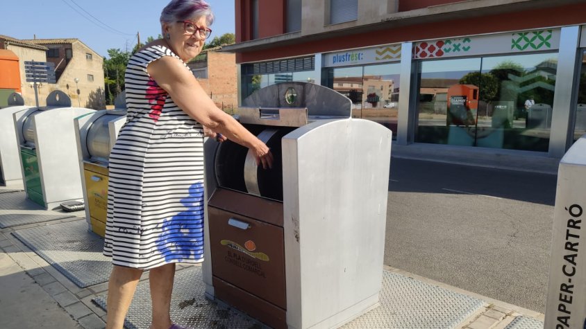 La primera usuària del nou sistema d'obertura dels contenidors