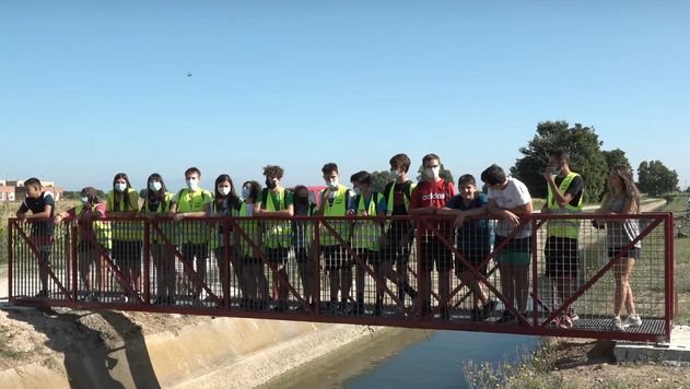 Els joves voluntaris de Fet a Jova restauren una passarel·la per posar-la a la banqueta del Canal