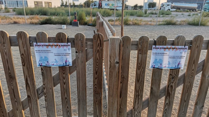 Cartells a la zona d'esbarjo per a gossos