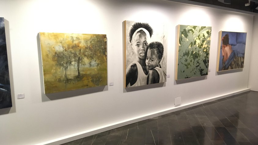 Yolanda Cotonat exposa una de les seves obres a l'Institut d'Estudis Ilerdencs