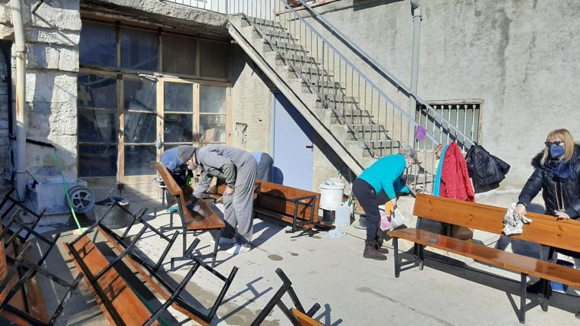 Voluntaris preparant els bancs de l'església de Sant Joan Baptista del Palau d'Anglesola