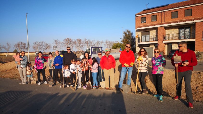 Els veïns i veïnes del carrer Les Creus planten 40 arbres