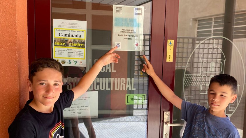 L'alumnat de l'escola fan els cartells per a la marató de donació de sang al Palau d'Anglesola