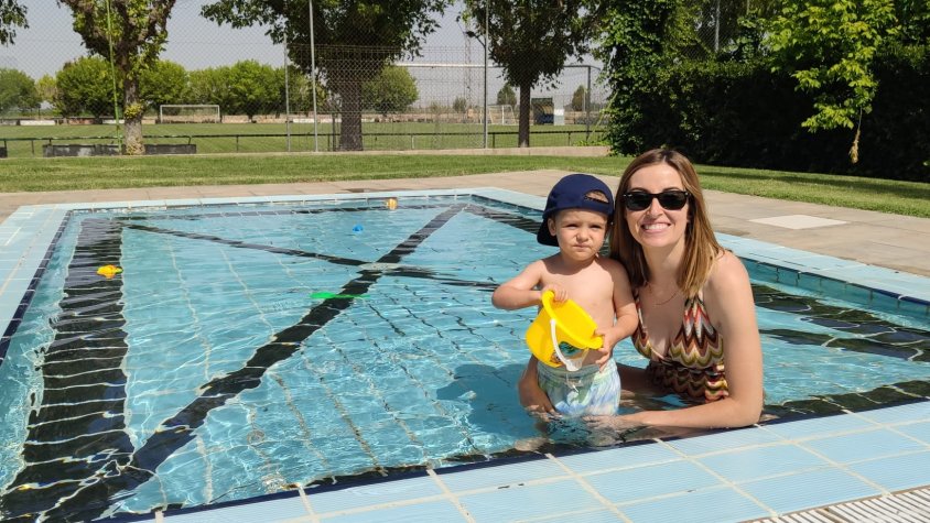 Els primers banyistes de la temporada a les piscines municipals del Palau d'Anglesola