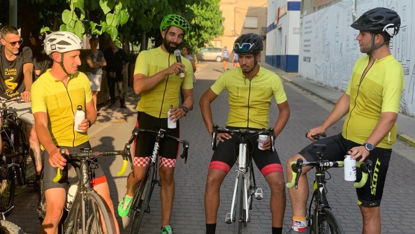 El Xavier, el Roger, l'Estefano i el Jaume pugen al Canigó a recollir la flama