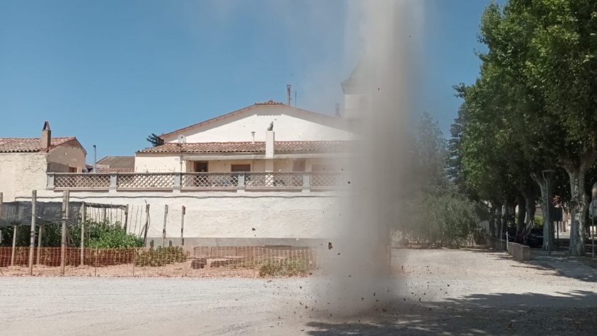 Imatges i vídeos d'un dimoniet o remolí de vent al Palau d'Anglesola