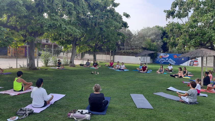 El taller de ioga a les piscines municipals: aconseguir benestar físic i emocional