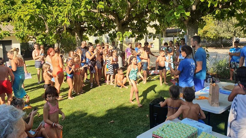 Tarda de inflables i jocs aquàtics a les piscines municipals