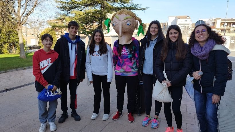 La Dona dels Nassos passeja pel Palau d'Anglesola