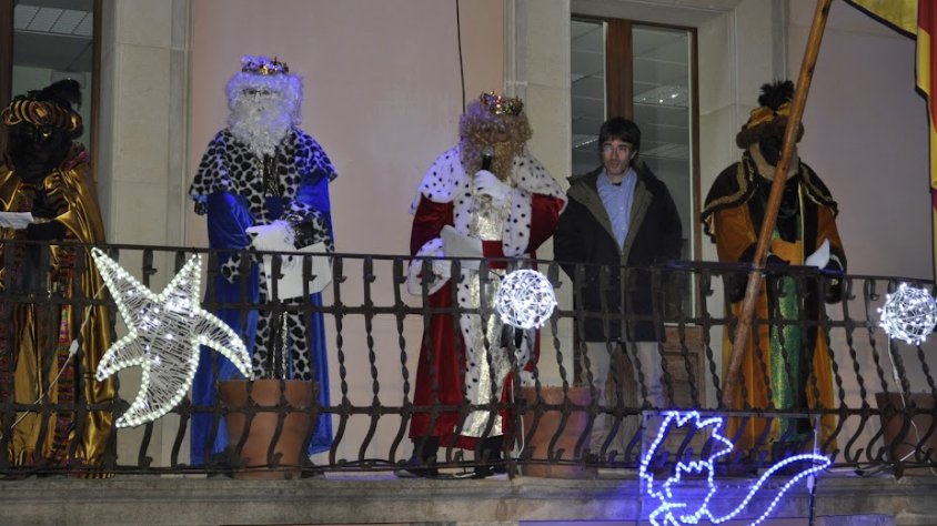 En la nit, tres mudats cavallers fan sa via...