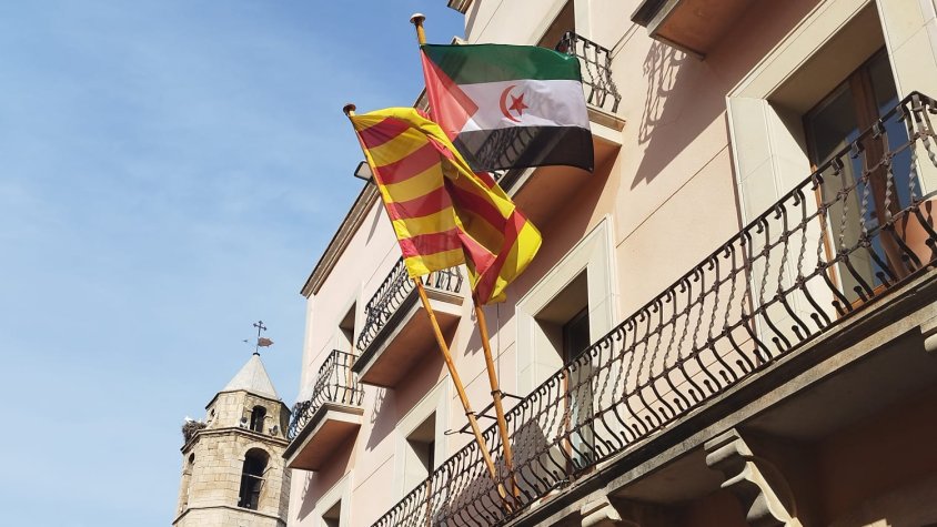 Bandera en solidaritat amb el poble sahrauí a la Casa de la Vila del Palau d'Anglesola