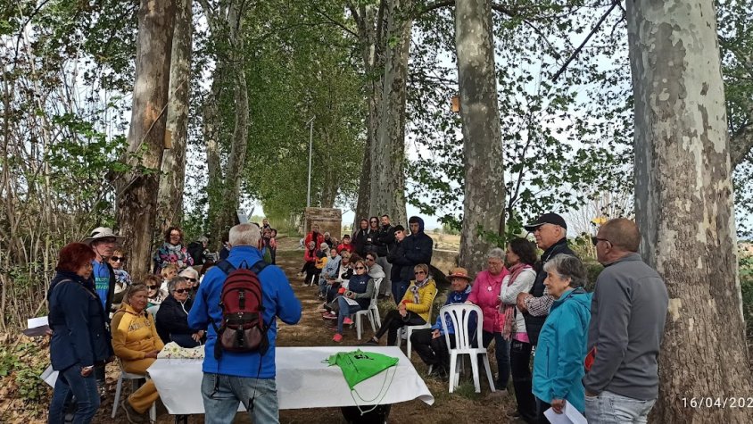 Una setantena de participants a la Caminada Poètica fins al Pont de la Lletra