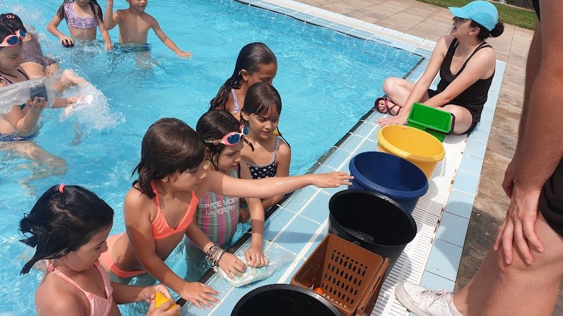 Taller de reciclatge a les piscines del Palau d'Anglesola