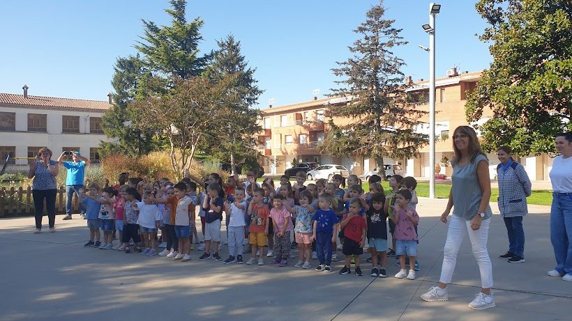 Els nens i les nenes d'Infantil de l'Escola Arnau Berenger SORTIM A CANTAR!