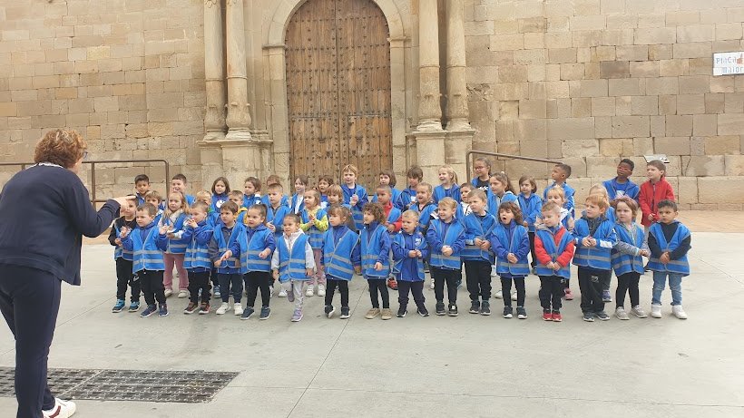 Els nens i les nenes d'Infantil de l'Escola Arnau Berenger SORTIM A CANTAR CANÇONS DE TARDOR