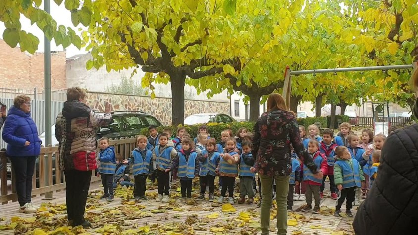 Els nens i les nenes d'Infantil de l'Escola Arnau Berenger SORTIM A CANTAR!