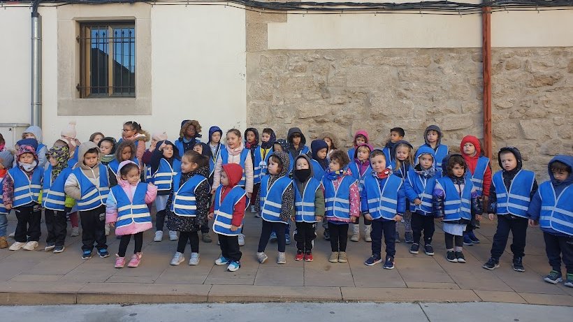 Els nens i les nenes d'Infantil de l'Escola Arnau Berenger SORTIM A CANTAR CANÇONS DE NADAL