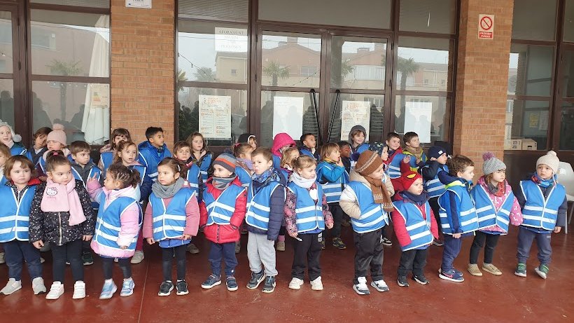 Els nens i les nenes d'Infantil de l'Escola Arnau Berenguer SORTIM A CANTAR CANÇONS