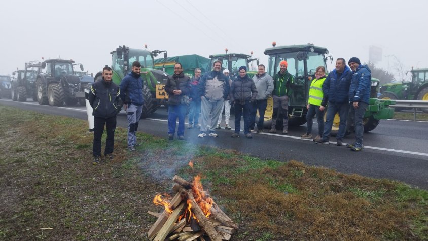 Els pagesos i ramaders del Pla d'Urgell omplen l'autovia
