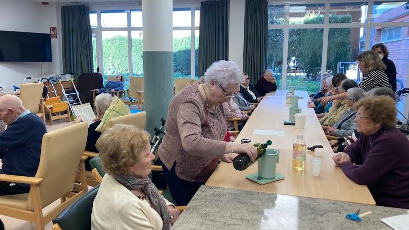 Lletres i vins 2024 a la residència de Ca la Cileta: taller de sabó de vi