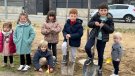Els infants de la zona Avinguda Martí i Pol del Palau d'Anglesola han plantat arbres al passeig on viuen
