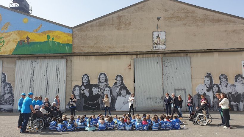 Els nens i les nenes d'Infantil de l'Escola SORTIM A CANTAR i a veure el MURAL DE LES DONES TRANSFORMADORES!!