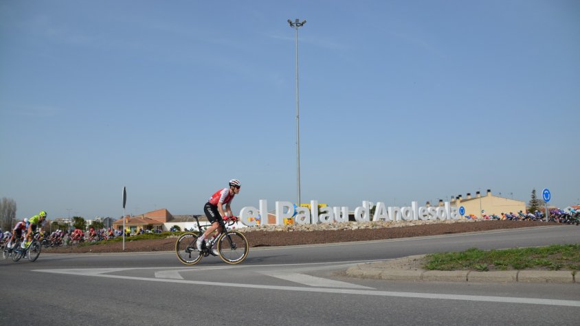 Pas de la Volta Ciclista a Catalunya 2024 pel Palau d'Anglesola