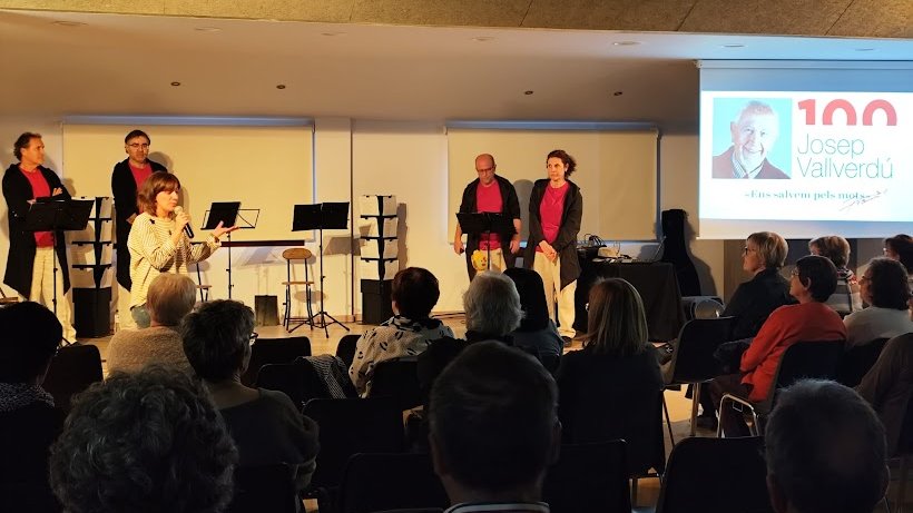 La Companyia Cassigalls escenifiquen les lletres de Josep Vallverdú en el Dia Mundial de la Poesia