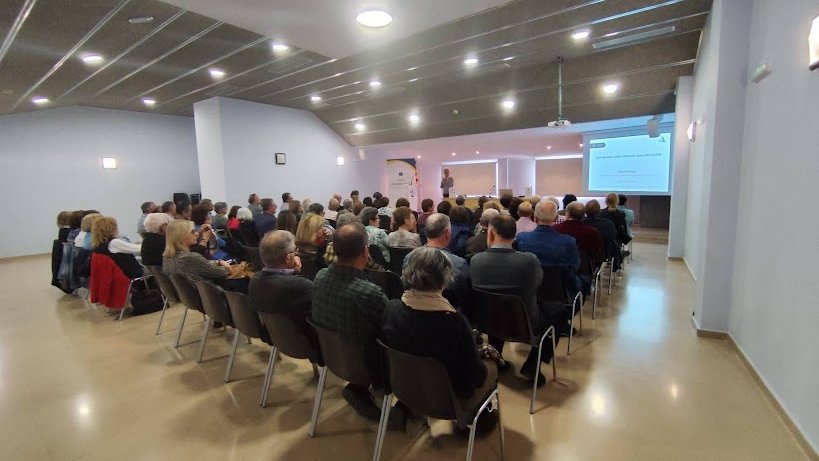 Astrid Ballesta: " Els científics constaten diferents factors causals per explicar la disminució de la població d'abelles"