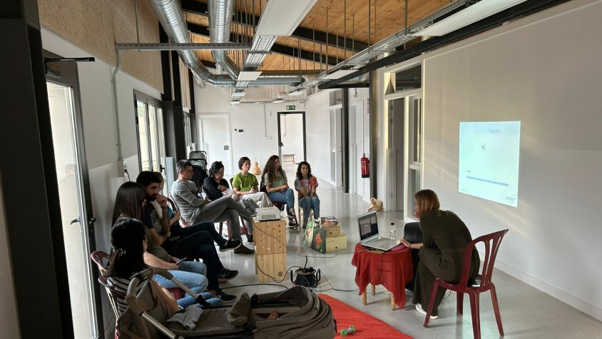 Sònia Gil dinamitza la xerrada "Psicologia Perinatal" per a famílies i educadores