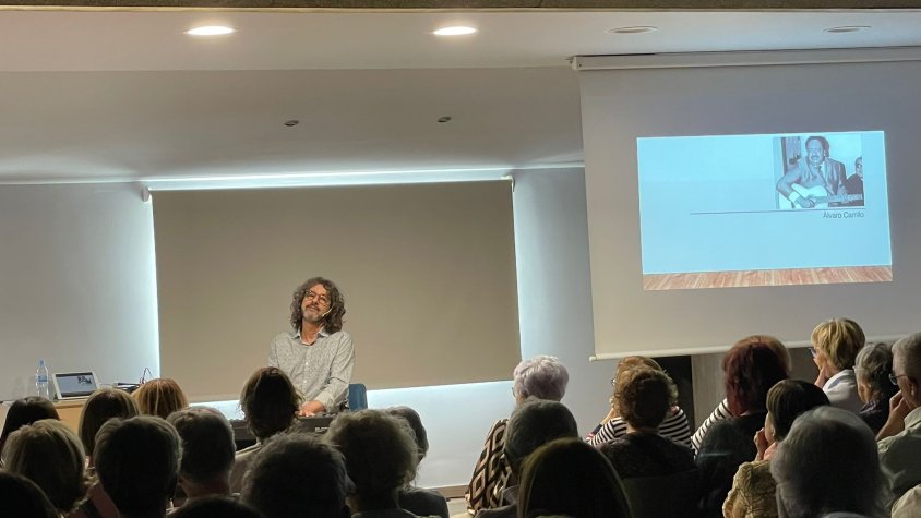 Antoni Tolmos omple de boleros la jornada de cloenda de l'Aula Universitària