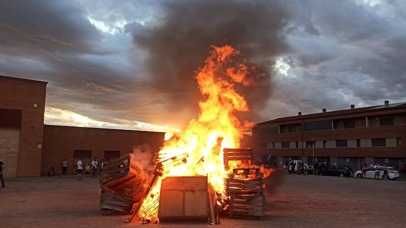 La Flama del Canigó encén la foguera de Sant Joan del Palau d'Anglesola