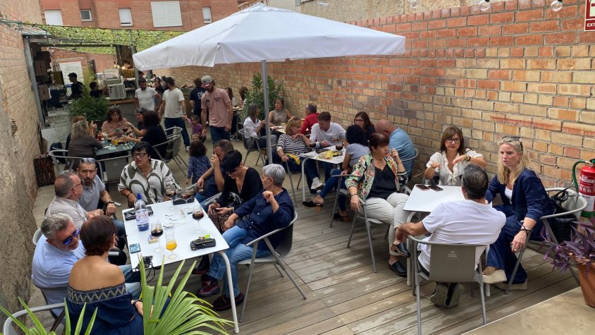 Bon ambient al vermut musical a l'Espai's Alternatiu del Palau d'Anglesola