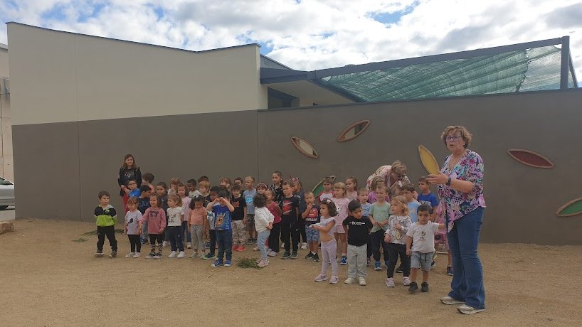 Els nens i les nenes d'Infantil de l'Escola Arnau Berenguer SORTIM A CANTAR. ENS VENS A ESCOLTAR?