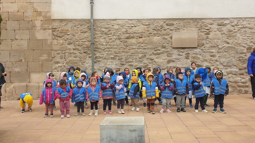 Els nens i les nenes d'Infantil de l'Escola Arnau Berenguer SORTIM A CANTAR
