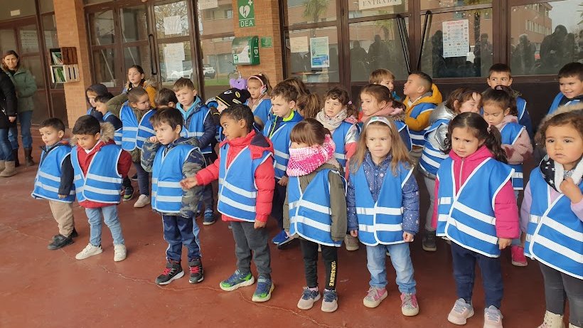 Els nens i les nenes d'Infantil de l'Escola Arnau Berenguer SORTIM A CANTAR tot preparant el Nadal