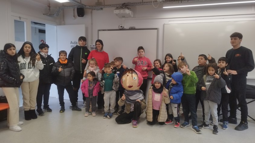 La Dona dels Nassos passeja pel Palau d'Anglesola