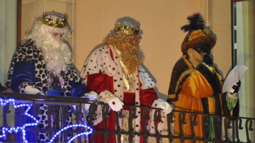 Melcior, Gaspar i Baltasar, acompanyats de l'ambaixadora Sança, arriben al Palau d'Anglesola!