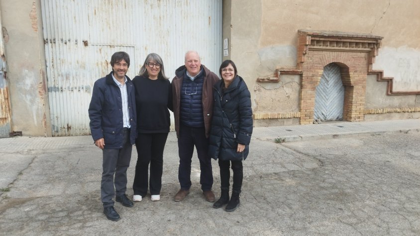 César Martinell, net de l'arquitecte constructor de la Cooperativa visita el Palau d'Anglesola
