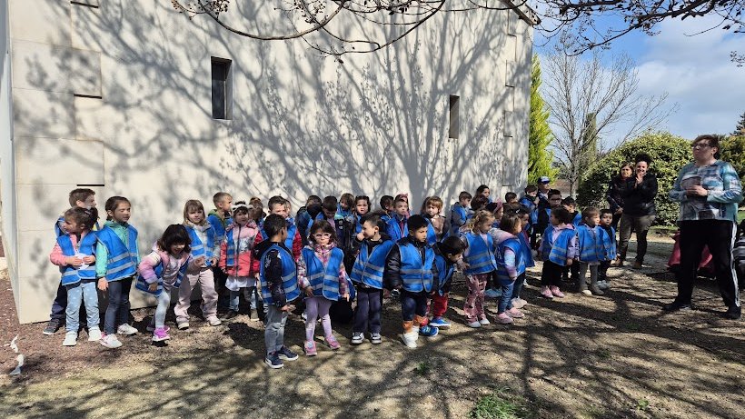 Els nens i les nenes d'Infantil de l'Escola Arnau Berenguer SORTIM A CANTAR A LA PRIMAVERA