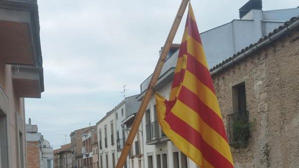 Senyera a mig pal com a símbol d'agraïment