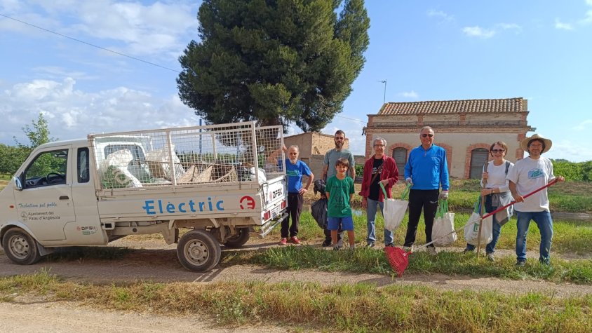 Un tram de la banqueta del canal més neta i endreçada