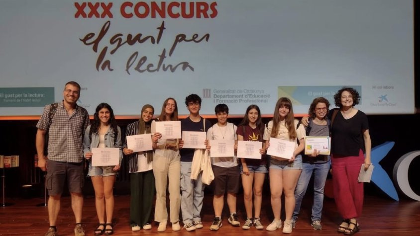 La Douaa, l'Iris i la Marc i altres companys de l'INS La Serra guanyen el primer premi El Gust per la Lectura