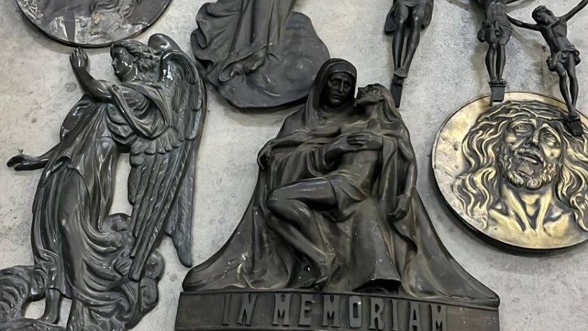Els Mossos recuperen la major part del elements funeraris del cementiri del Palau d'Anglesola