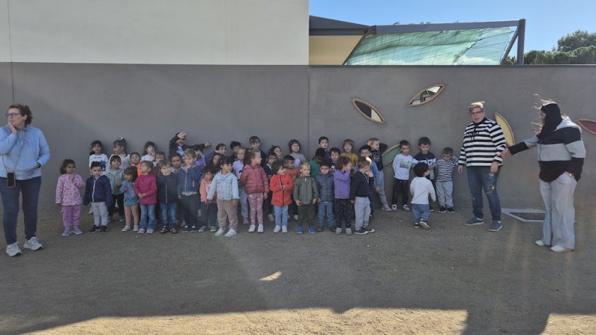 Els nens i les nenes d'Infantil de l'Escola Arnau Berenguer SORTIM A CANTAR A LA TARDOR