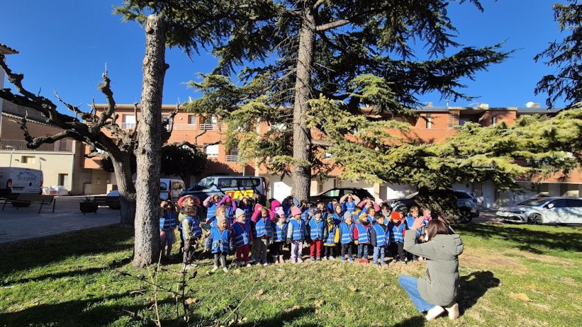 Els nens i les nenes d'Infantil de l'Escola Arnau Berenguer SORTIM A CANTAR A LA TARDOR