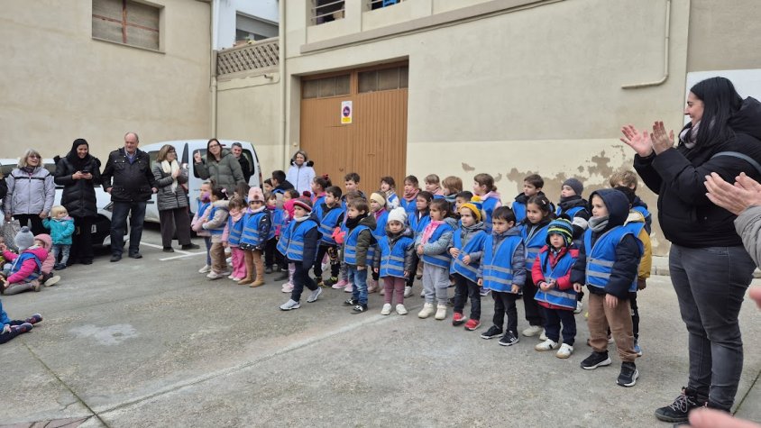 Els nens i les nenes d'Infantil de l'Escola Arnau Berenguer SORTIM A CANTAR A L'HIVERN